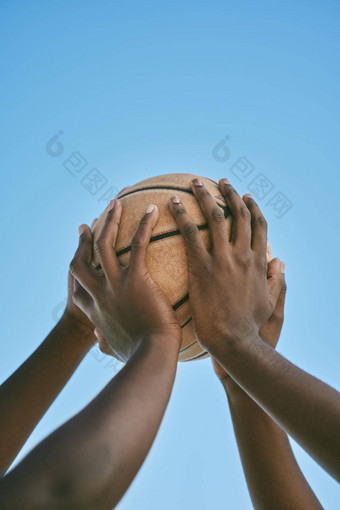 团队合作支持手持有篮球开始联盟匹配竞争蓝色的天空特写镜头非洲美国运动员运动员玩练习球
