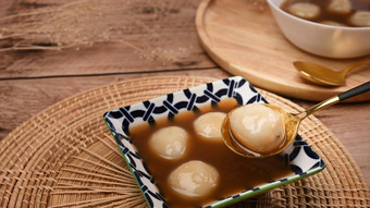 传统的中国人甜蜜的饺子甜蜜的姜汤