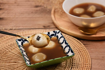 美味的甜蜜的饺子甜蜜的姜汤木表格