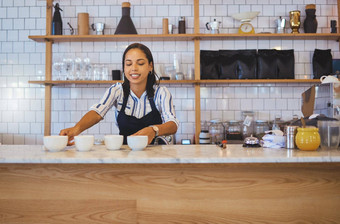 咖啡商店员工工人女人零售业务将温暖的饮料计数器咖啡馆咖啡师服务准备好了饮料表格订单服务员女服务员服务