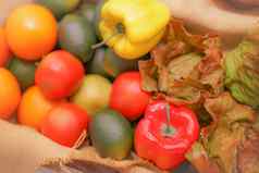 色彩斑斓的蔬菜水果篮子