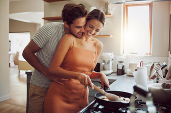 快乐爱的烹饪夫妇成键有趣的支出时间首页好玩的有趣的smilinghusband妻子拥抱准备餐分享浪漫的时刻