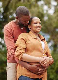 浪漫的爱的有爱心的丈夫拥抱妻子回来自然日期年轻的非洲快乐夫妇拥抱支出质量时间在户外