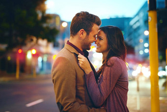 下降疯狂的深深爱充满深情的年轻的夫妇接吻日期城市