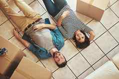 包装排序休息快乐年轻的夫妇放松地板上首页