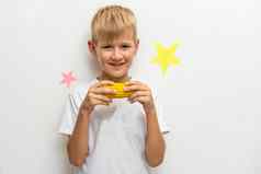 照片拍摄孩子吃玉米结实的矮白色背景