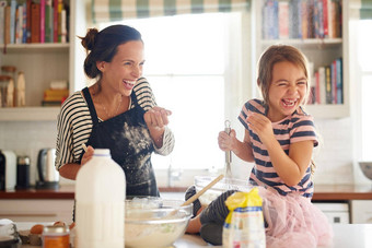 面粉有趣的使美味的食物女孩有趣的烘焙妈妈。厨房