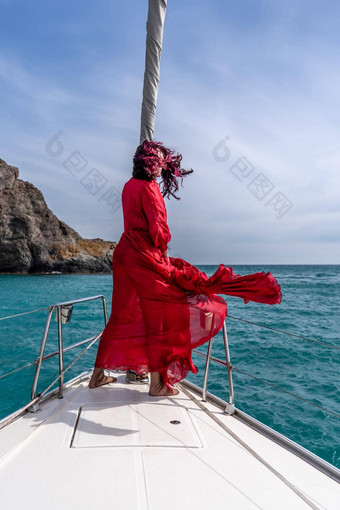 有吸引力的中年女人红色的衣服游艇夏天一天奢侈品夏天冒险户外活动