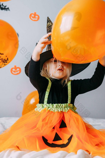 孩子们的万圣节女孩女巫他<strong>狂</strong>欢节服装艾里橙色黑色的气球<strong>首页</strong>准备好了庆祝万圣节
