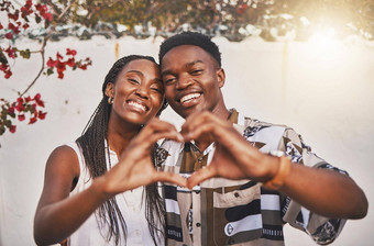 快乐夫妇心爱标志手摆姿势图片照片假期假期肖像爱的年轻的非洲美国情人有趣的微笑快乐