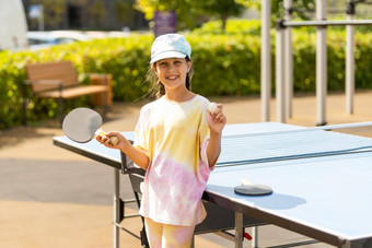 女孩玩表格网球网球大厅网球球拍打球球场球