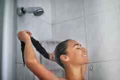 好淋浴之后年轻的女人洗头发采取淋浴