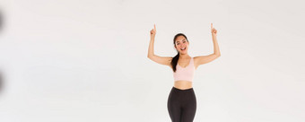完整的长度快乐的漂亮的健身教练女运动员运动服装显示健身房促销提供可爱的浅黑<strong>肤色</strong>的女人亚洲女运动员邀请锻炼指出<strong>手指</strong>标志