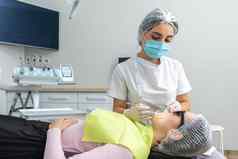 牙医检查病人的口牙科镜子诊所