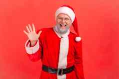 快乐上了年纪的男人。灰色的胡子穿圣诞老人老人服装提高棕榈波问候热情好客的友好的微笑