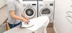 女人熨衣服白色衣服董事会洗衣房间洗机背景
