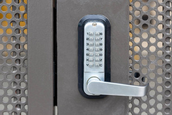 锁着的私人金属安全门通过推按钮结合锁系统键盘金属银门把手处理
