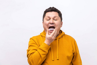 男人。放置咬板口保护牙齿晚上磨引起的夜间磨牙症