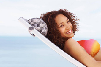 自由快乐微笑黑色的女人放松休息室海滩比基尼夏天肖像年轻的女人自然美幸福积极的旅行假期心态户外