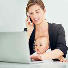 日益增长的职业生涯家庭成功的年轻的女商人婴儿男孩工作移动PC电话