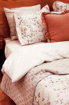 古董农村风格床上用品花模式木床上卧室室内设计