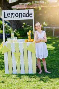 准备好了业务肖像女孩销售柠檬水站