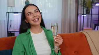 快乐女人喝香槟庆祝成功赢得职业生涯成长幸运的购买房子