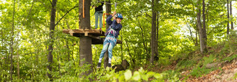 女孩学龄前儿童穿完整的攀爬<strong>利用</strong>有趣的<strong>时间</strong>绳子公园竖钩安全设备夏天营活动孩子们冒险公园森林