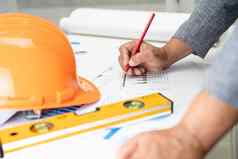 亚洲工程师建筑房子计划项目蓝图图黄色的头盔工程建设工具