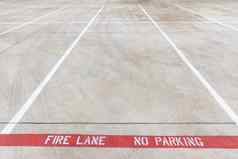 火车道停车标记路停车很多红色的行白色登记沥青车停车禁止