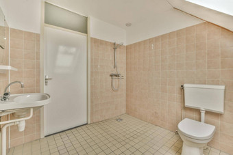 折线形淋浴房间厕所。。。窗口水槽
