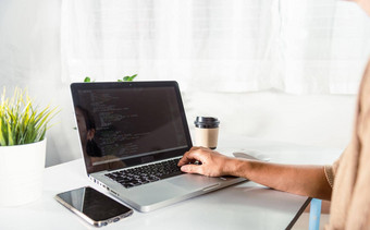 程序员女人写作程序超文本标记语言代码坐着工作场所办公室