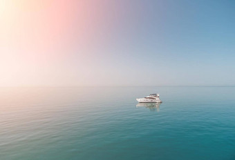 空中游艇平静海奢侈品巡航旅行视图白色船深蓝色的水空中视图丰富的游艇航行海夏天旅程奢侈品船