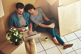 分享移动经验在线年轻的夫妇放松地板上移动PC首页