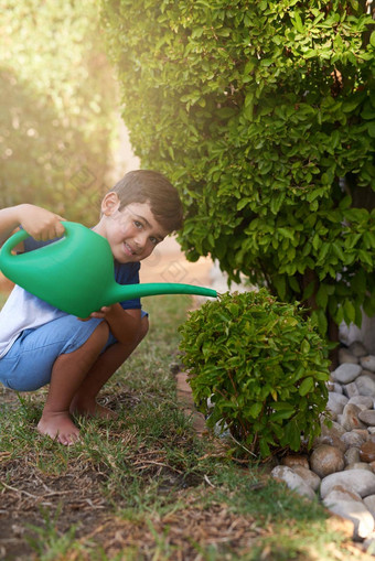 日益增长的爱园艺肖像男孩浇水花园首页