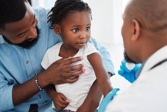 父亲孩子咨询儿科医生医生医疗医疗保健保险信任黑色的人女孩但咨询任命医院诊所孩子蹒跚学步的疫苗接种