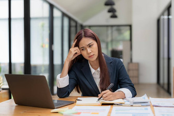 年轻的亚洲女人办公室工人移动PC<strong>感</strong>觉突然破裂疼痛头疼偏头痛过度劳累会计<strong>感</strong>觉项目<strong>压</strong>力<strong>压</strong>力按摩头寺庙