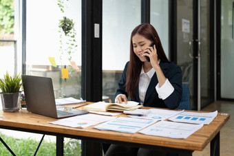市场营销销售经理咨询客户端使提供销售会说话的电话移动PC办公室业务男人。使调用谈判说话移动持有面试手机