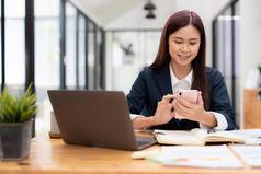业务亚洲女人移动电话检查电子邮件社会媒体互联网会计金融概念