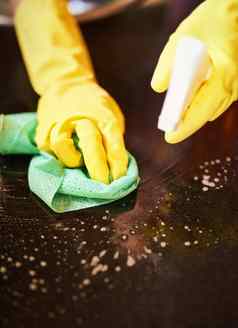 喷涂擦洗一尘不染的表面特写镜头拍摄人清洁厨房表面