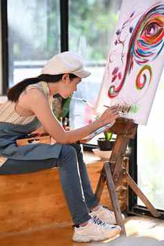 女艺术家绘画图片画架明亮的工作室