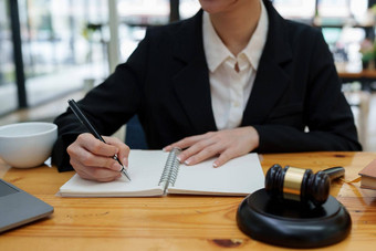 律师业务女人工作阅读法律书籍办公室工作场所顾问律师概念