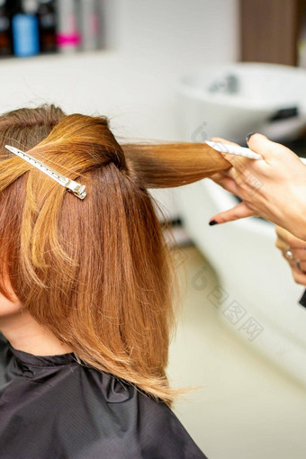 女客户端接收发型美沙龙年轻的女人享受发型