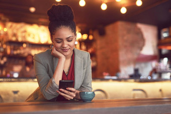 享受支出时间当地的咖啡馆年轻的女商人发短信手机咖啡馆