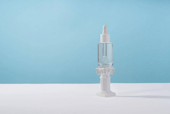 透明质酸酸化妆品产品模拟包装时尚的道具血清化妆品瓶肽视黄醇讲台上基座蓝色的背景血清美下降模型