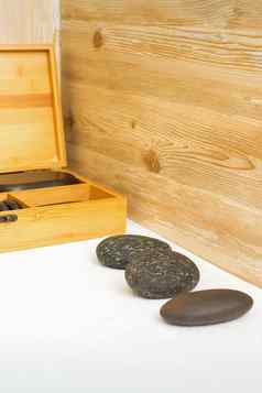 黑色的按摩石头说谎木盒子按摩岩石毛巾表格