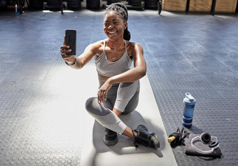 女人采取自拍电话健身房会说话的视频调用智能手机锻炼健身培训快乐<strong>谈话</strong>科技锻炼运动员<strong>谈话</strong>俱乐部
