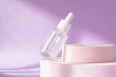 透明质酸酸血清护肤品玻璃瓶淡紫色粉红色的讲台上基座血清产品化妆品肽胶原蛋白现代品牌化妆品包装
