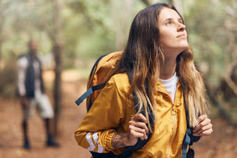 健康自然冒险女背包客探索森林呼吸新鲜的空气年轻的女人享受视图森林徒步旅行有趣的