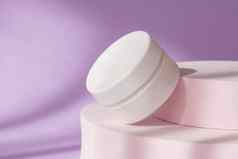 美化妆品奶油Jar模型紫色的讲台上基座展示白色包噪音容器基座阴影空白皮肤护理产品模板奢侈品护肤品身体保湿霜